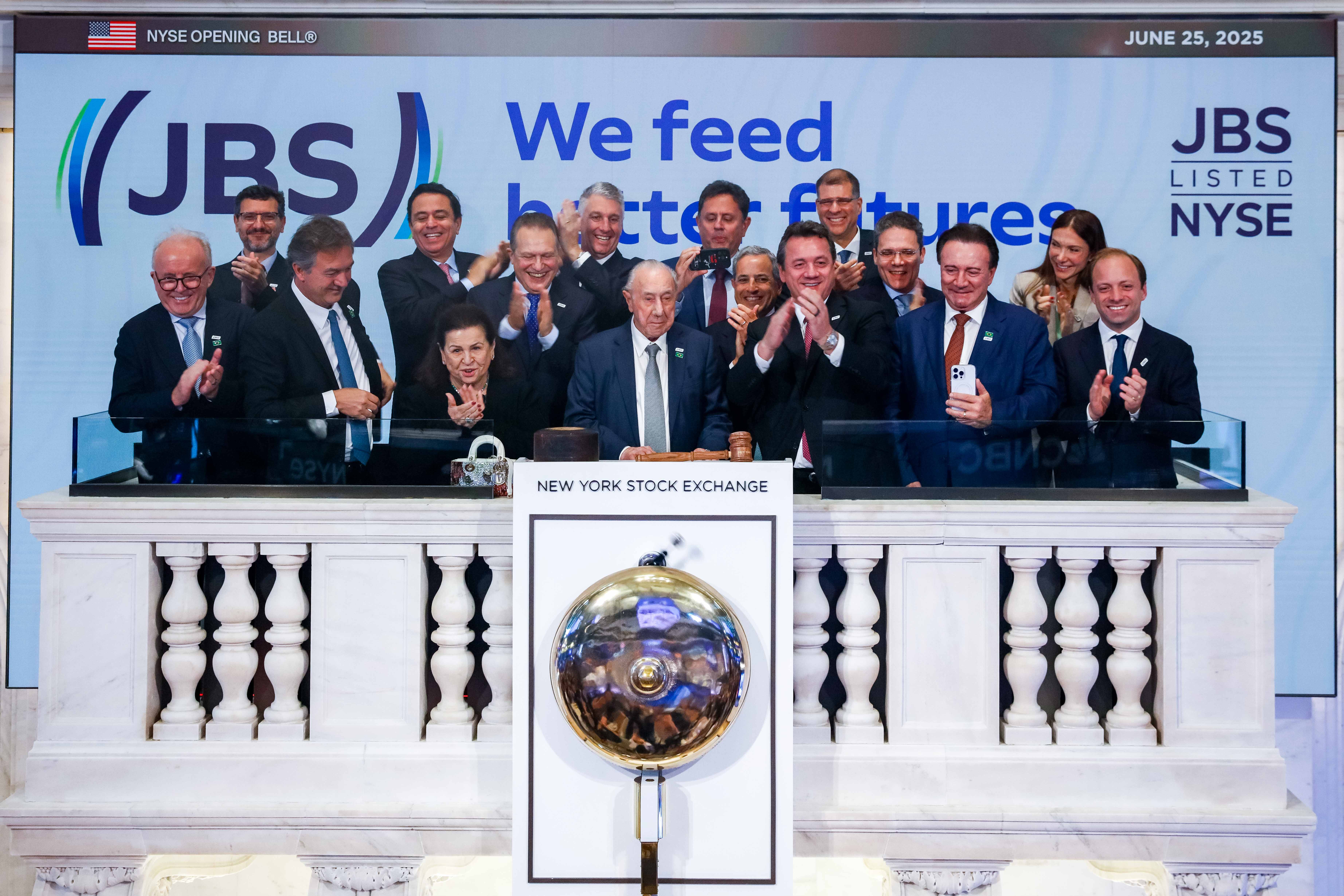Ao lado de liderança da JBS, Zé Mineiro toca o sino de abertura na Bolsa de Nova York para celebrar listagem nos EUA